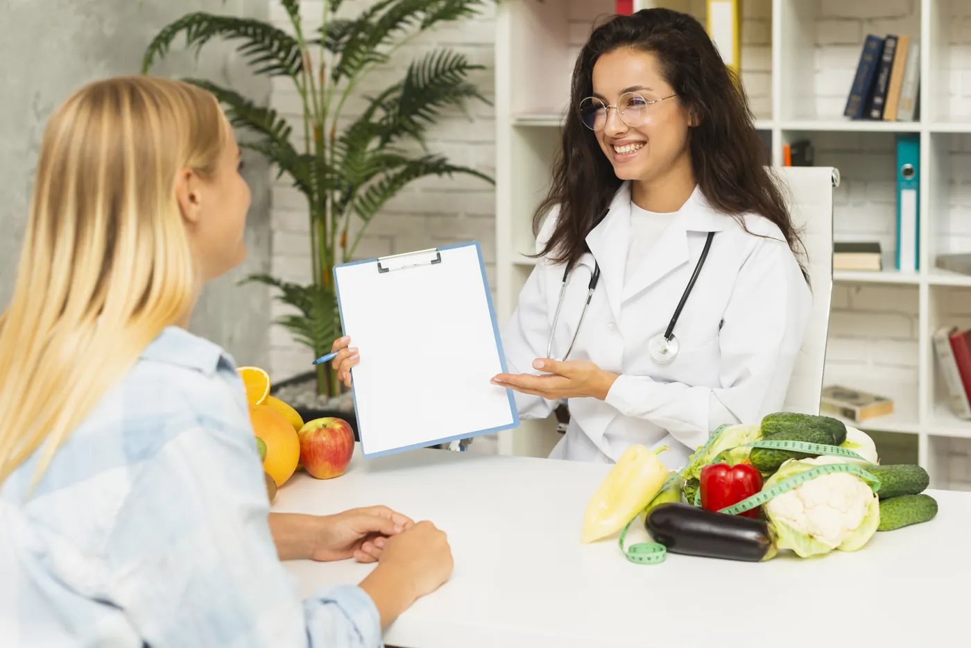 Profesional de salud conversando con una paciente