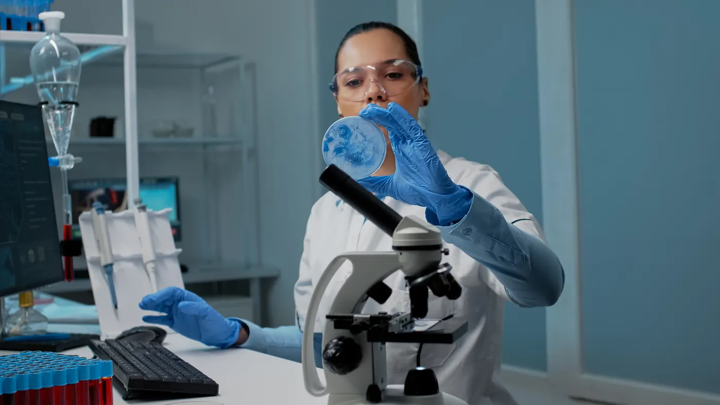 Investigadora trabajando con equipos de laboratorio