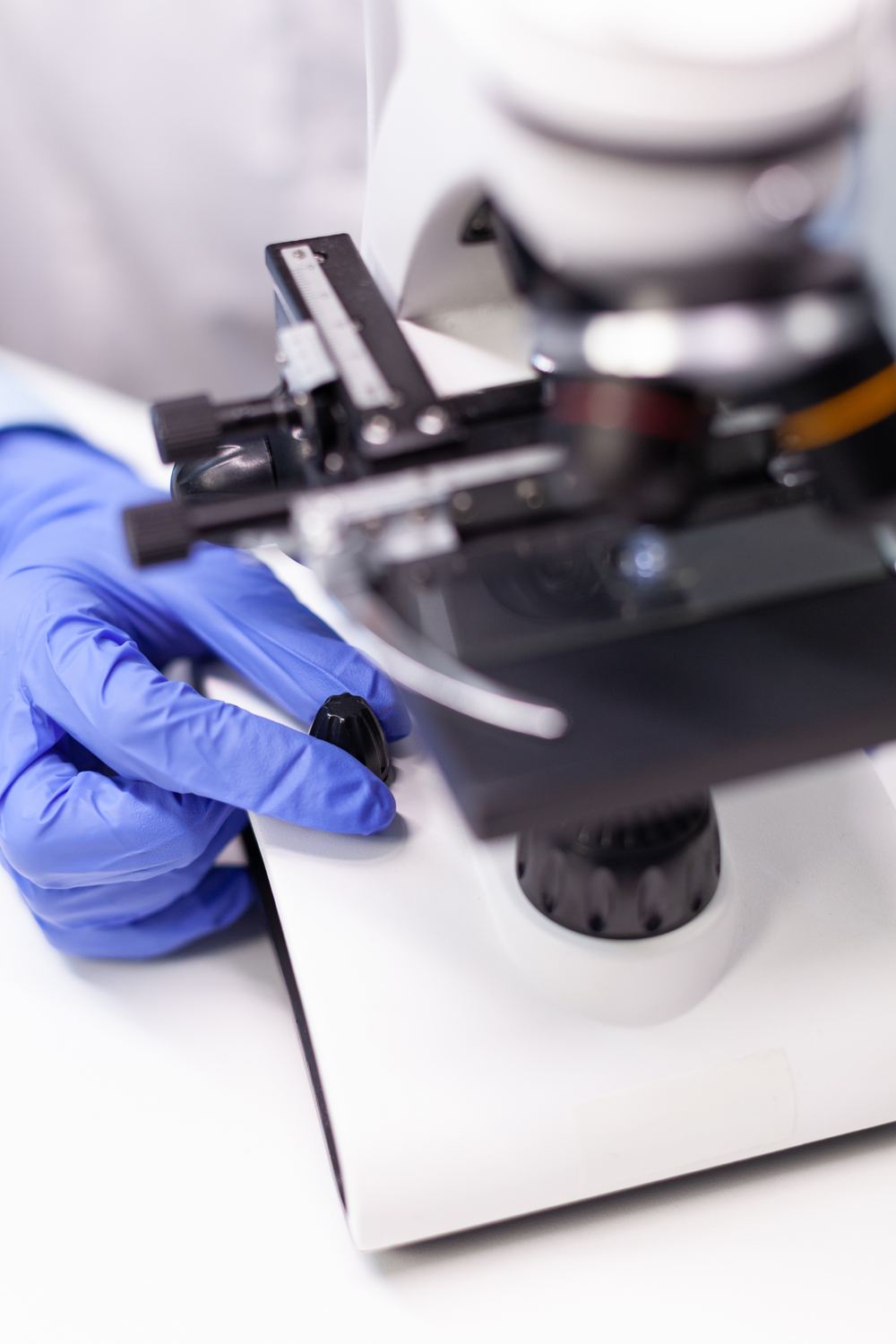 Especialista ajustando un microscopio de laboratorio
