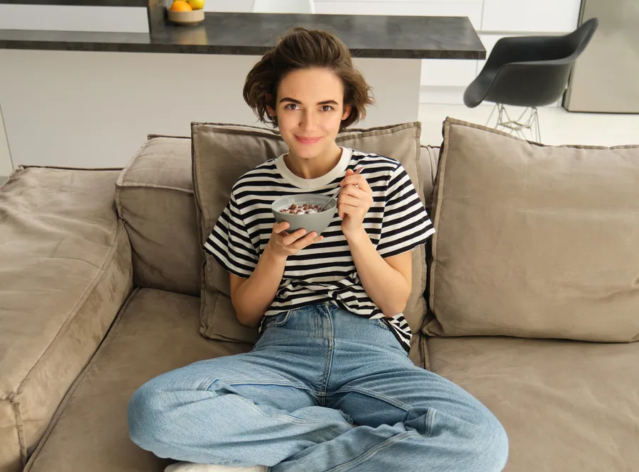 Mujer disfrutando un desayuno saludable en casa