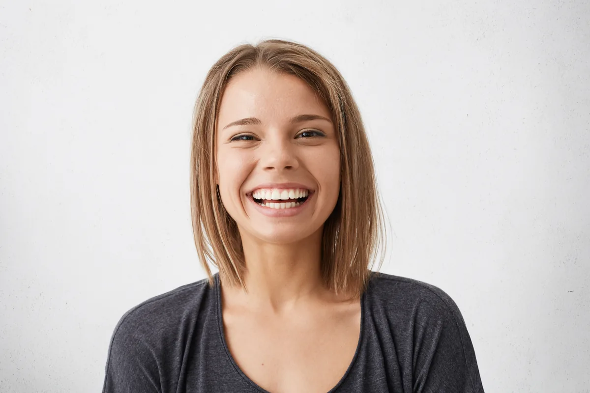 Mujer con una sonrisa sana y radiante