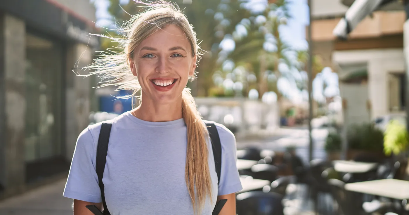Mujer sonriendo con confianza al aire libre